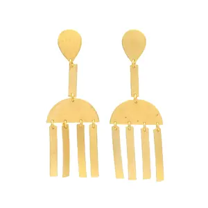 金色瀑布喜欢黄铜耳环套装，配有悬挂在长链上的大圆盘