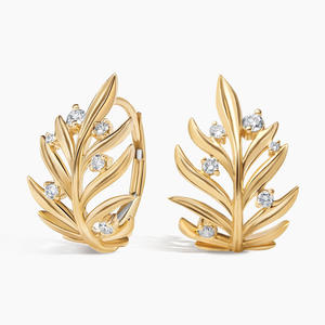 Pendientes de aro con bisagras y diseño de racimo de hojas botánicas con diamantes - Product Image 2