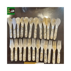 Cuillère exclusive en nacre, cuillère en perle naturelle, cuillère décorative en coquillage pour caviar, pour une mise en scène de table élégante - Product Image 1