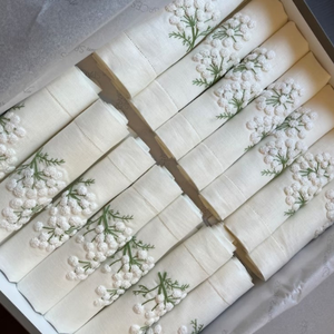 Serviettes en lin français 100% personnalisées tissu brodé blanc pour une utilisation au restaurant de mariage de fête d'hôtel - Product Image 6