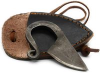 Couteau de cou EDC à lame fixe en acier à haute teneur en carbone forgé à la main sur mesure avec manche en bois et cordon en cuir OEM