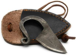 Couteau de cou EDC forgé à la main sur mesure, lame fixe en acier carbone, couteau de cou celtique en acier carbone fait main avec collier en cuir - Product Image 2