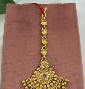 คอลเลกชันเครื่องแต่งกายงานแต่งงานแบบดั้งเดิมสำหรับผู้หญิง916สีทองพร้อมเครื่องประดับผม Tikka โบราณคุณภาพพรีเมี่ยม - Product Image 2