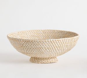 Bol en rotin naturel tressé, panier décoratif artisanal, plateau rond de service, décoration bohème pour la maison, centre de table pour le salon - Product Image 1