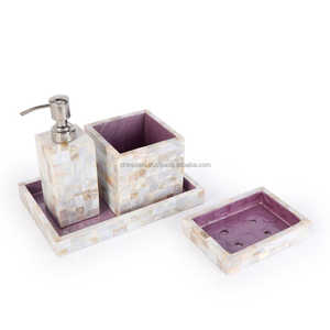 Exquisito juego de baño de cuatro piezas hecho a mano con detalles de nácar para ambiente de spa en casa de lujo - Product Image 2