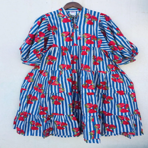 Vestido largo de algodón artesanal moderno con estampado de fresas y mangas abullonadas voluminosas, ligero, ideal para el verano. - Product Image 1