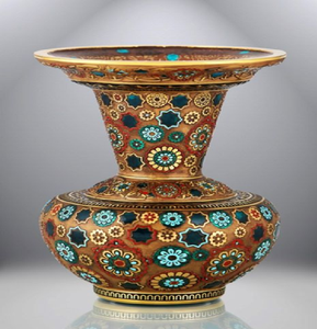 Jarrón marrón tierra decorado con vibrantes motivos florales en forma de estrella en turquesa y rojo. Disponible a precios de mayorista. - Product Image 1