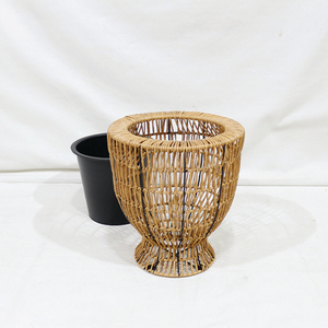 Pot de fleurs en plastique avec pot intérieur noir, design rustique, conteneur pour plantes d'intérieur, motif de tissage circulaire - Product Image 3