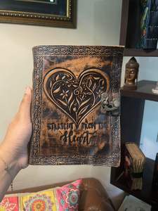 สมุดบันทึกหนังลายนูนรูปหัวใจทำมือ - ไดอารี่วินเทจพร้อมกระดาษฝ้ายขอบดิบ เย็บเข้าเล่ม เหมาะสำหรับเป็นของขวัญและใช้สำหรับวาดภาพ - Product Image 3