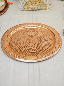 Assiette de service en cuivre artisanale avec texture martelée, décoration de table rustique et luxueuse, set de table - Product Image 5