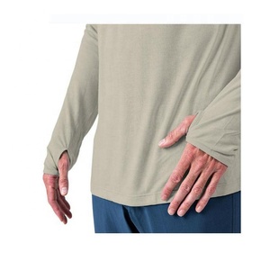 Chemise de pêche légère et performante UPF50+ anti-UV, en coton de bambou doux, avec trou pour le pouce et capuche. - Product Image 4