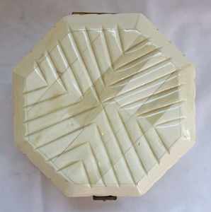 Boîte à bijoux artisanale en os incrusté avec un design sculpté traditionnel – Cadeau de luxe pour mariage et Diwali - Product Image 3