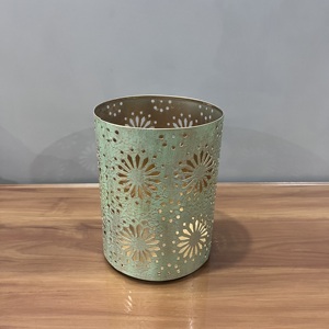 Portavelas Decorativo de Hierro para Decoración del Hogar con Acabado Verde Único Modelo V628 - Product Image 5