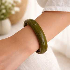 Bracelet large en résine marron, vert olive ou doré – Bracelet de luxe en résine étanche, design transparent aux couleurs mélangées, couleurs personnalisables - Product Image 3