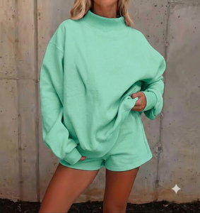 Suéter Holgado de Cuello Alto para Mujer en Felpa Francesa Suave, Estilo Casual y Relajado, Ropa de Estilo de Vida Contemporáneo - Product Image 1