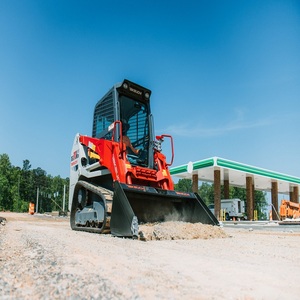 Chargeuse compacte Takeuchi TL12V2 robuste, moteur diesel Kubota 111 ch, broyeur conçu pour des performances de défrichage extrêmes - Product Image 3