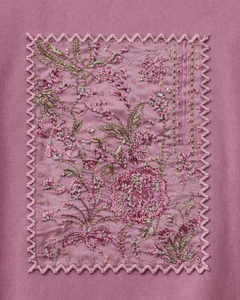 เสื้อยืดผู้หญิงสีชมพูปักลายดอกไม้แบบกำหนดเอง คอตตอน คอกลม แขนสั้น สไตล์ลำลองสำหรับฤดูร้อน รับผลิตตามแบบ พร้อมสกรีนโลโก้ OEM - Product Image 6