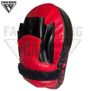 Almohadillas de boxeo curvas duraderas y ligeras de color rojo y negro, vendas de boxeo de cuero y PU duraderas con cierre de gancho y bucle. - Product Image 5