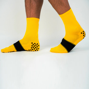 Chaussettes de football antidérapantes personnalisées, couleur jaune, coton, silicone, impression en caoutchouc antidérapant, chaussettes de sport, chaussettes de football athlétiques - Product Image 3