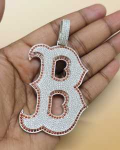 จี้เงินแท้ 925 ประดับเพชรโมอิสซาไนต์แบบ Iced VVS สั่งทำพิเศษ พร้อมสลักชื่อหรืออักษรย่อ ดีไซน์หรูหรา รับรองคุณภาพ สำหรับผู้ชาย - Product Image 1