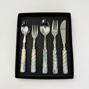 Ensemble de couverts en acier inoxydable poli miroir de style européen avec manches en résine, couteau, fourchette, cuillère, ensemble de dessert - Product Image 2