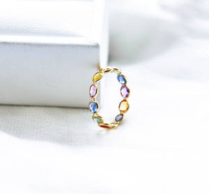 Anillo de Eternidad Delgado de Oro de 18K, Hecho a Mano, con Múltiples Zafiros Naturales, Corte Ovalado, Gema Arcoíris - Product Image 5