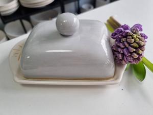 Beurrier élégant avec couvercle bombé lisse, bouton de préhension rond, plateau de service décoratif, finition brillante, rangement de beurre de table élégant - Product Image 3