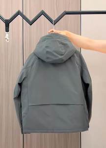 เสื้อแจ็คเก็ตกันลมแบบมีฮู้ดสำหรับผู้ชาย กันน้ำ น้ำหนักเบา สไตล์ลำลอง เทคแวร์ คาร์โก้ เสื้อคลุมกีฬา รับสกรีนโลโก้ - Product Image 2