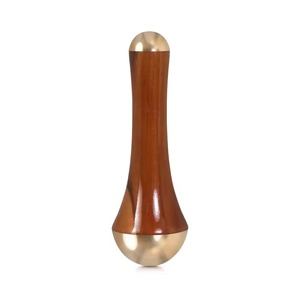 Masseur Kansa à double dôme pour le visage et le corps, détoxifiant, équilibrant et relaxant musculaire, fait main avec manche en bois de teck - Product Image 2