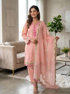 Ensemble indien pakistanais en Chanderi brodé de cœurs roses, léger et à séchage rapide, comprenant Kurta, Palazzo et Stole, tenue de fête - Product Image 2