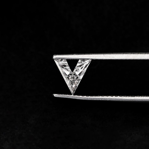 Diamante suelto de 1 quilate con certificación IGI VVS, cultivado en laboratorio, corte elegante en forma de V, ideal para la elaboración de colgantes, al mejor precio. - Product Image 1