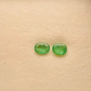 มรกตธรรมชาติจากแซมเบีย รูปทรงวงรี คู่หนึ่ง น้ำหนัก 2.31 กะรัต คุณภาพเกรด AAA พร้อมประกายเงางาม สีเขียวสวยงาม ขัดเงาอย่างสมบูรณ์แบบ เหมาะสำหรับทำเครื่องประดับ - Product Image 1
