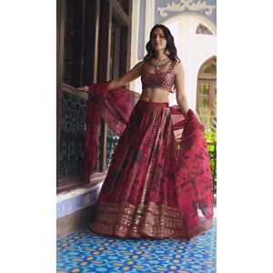 Hermoso Lehenga Choli y Dupatta de Poliéster para Fiesta con Estampado Digital Rojo Talla M Estilo Indio/Pakistaní Karma Fashion - Product Image 1
