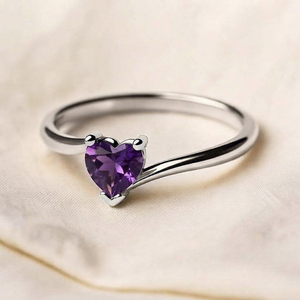 Bague de fiançailles élégante et tendance pour femme Rhaya Jewels, en argent sterling 925 plaqué rhodium, avec pierre précieuse améthyste taille cœur - Product Image 1