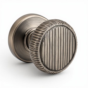 Poignée de porte en métal facetté de haute qualité, conçue pour les intérieurs modernes, offrant un style géométrique unique et des performances fiables - Product Image 1