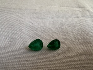 Émeraudes naturelles zambiennes, taille poire, pierres précieuses en vrac, paire de pierres vertes riches à facettes pour bagues, boucles d'oreilles et bijoux fins - Product Image 2
