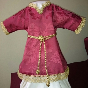 Túnica Religiosa Personalizada con Bordado Floral Rojo Premium y Cinturón Dorado para Cristianos Católicos - Product Image 1