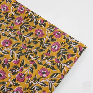 Tela de Algodón Estampada a Mano con Diseño Floral Sanganeri en Rosa Mostaza, Ecológica, de la India, por Metro, para Confección de Ropa para Niños - Product Image 2