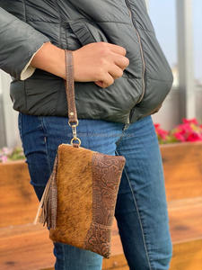 Bolso de mano de cuero tallado, muñequera de cuero de vaca, bolso de mano, cartera, parches occidentales, pelo en piel oculta, bolso de mano de cuero - Product Image 3