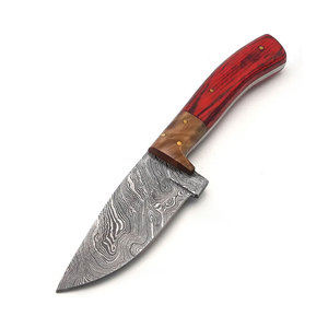 Couteau de chasse artisanal en acier Damas avec manche en bois naturel et étui en cuir pour le camping, la survie et le bushcraft - Product Image 6