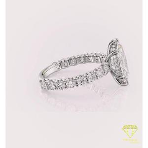 Bague de fiançailles minimaliste solitaire en or blanc avec diamant de laboratoire taille émeraude et bande pavée de diamants - Product Image 4