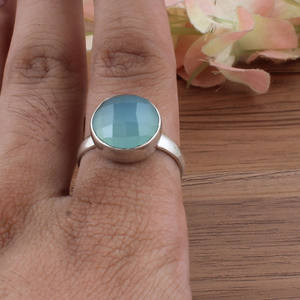 แหวนเงินแท้ 925 ประดับพลอยแคลซิโดนีวินเทจ งานฝีมือแบบคลาสสิก ตัวเรือนแบบ Bezel Setting เครื่องประดับงานแต่งงาน พลอยสีน้ำเงินธรรมชาติ สำหรับผู้หญิง - Product Image 1