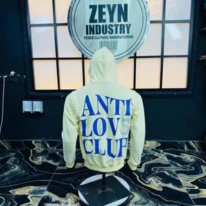 Sudadera con capucha de felpa francesa con cuello sin rematar, efecto desgastado por el sol, estampado DTG, bolsillo rasgado, costuras invertidas y corte crop - Product Image 4