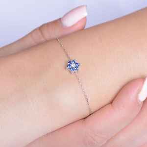 Bracelet Fleur Délicate en Saphir Bleu, Petit Saphir Rond, Chaîne Minimaliste, Bijou Élégant Pierre de Naissance - Product Image 3