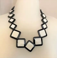 Collier fantaisie en résine de haute qualité avec étoiles, planètes et lunes, forme irrégulière, bijou artistique tendance pour femme