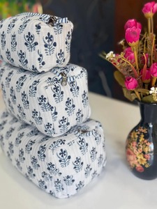 Juego de Bolsas de Maquillaje de Viaje con Cierre de Cremallera, Acolchadas, de Algodón con Estampado Floral Vintage, Tres Bolsas Elegantes para Organización de Cosméticos - Product Image 4