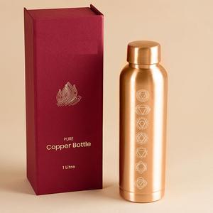 Bouteille d'eau en cuivre pur 1 litre, design luxueux réutilisable avec symboles Chakra, boîte cadeau incluse - Product Image 1