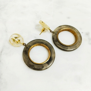 Pendientes colgantes minimalistas de resina con ondas marrones y negras, piezas llamativas transparentes únicas - Product Image 4