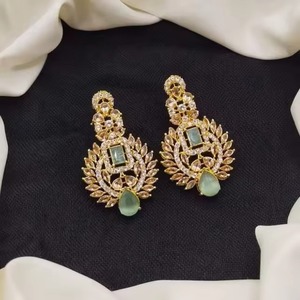 Boucles d'oreilles fleuries plaquées or avec pierres en zircon vert, style ethnique vintage Jhumka pour femmes, parures de bijoux pour mariage et fêtes - Product Image 5