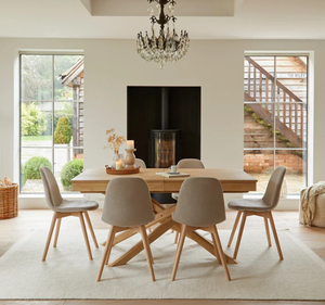 Ensemble de table à manger en teck massif moderne Per Se, 6 pièces, avec base à pieds croisés, chaise rembourrée, design minimaliste pour usage hôtelier - Product Image 1